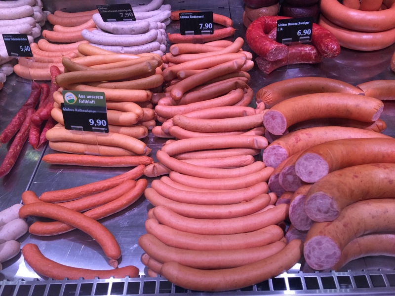 charcuterie-LIEUCHE-min_sausages_meat_butchery-1069321